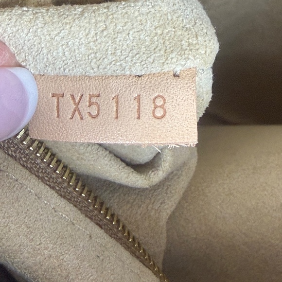 LV Monogram Artsy MM - Picture 13 of 16